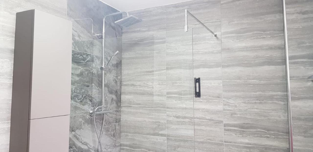 Stunning Room With Large Private Bathroom Derby Exterior foto
